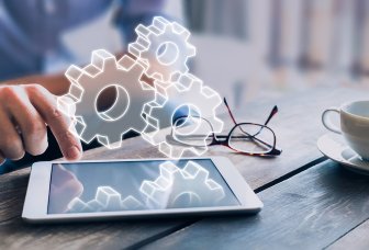 Foto af af en person, der arbejder på en iPad.